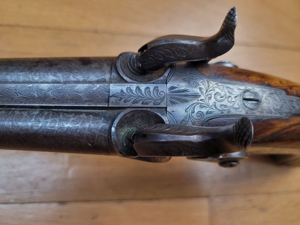 Wunderschöne Jagdpistole aus Damaststahl – Englischer Damasttyp mit sechs unüblichen Bändern – Kal. 28 – Lütticher Büchsenmacher um 1845 – Sehr schöner Renaissance-Schaft – Gravierte Pontcharra-Schlösser – Übereinanderliegende Läufe mit Haken – Ruten aus Walfischbein und Elfenbein – Ausgezeichneter Zustand!, Bild 15 von 25