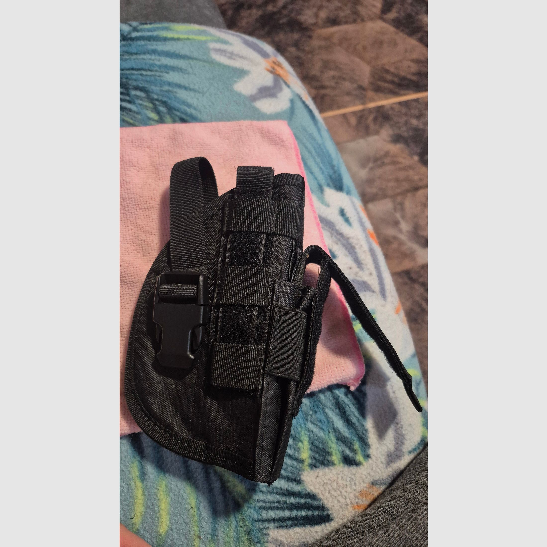 7 launch cups 2 folding knives 1 holster