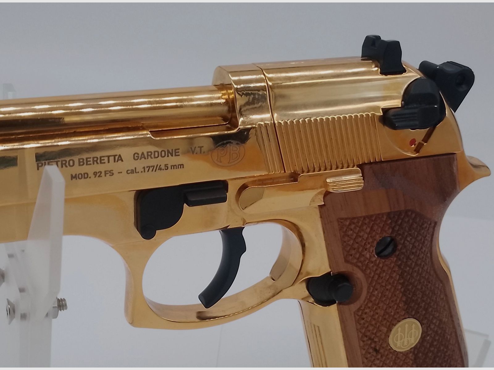 Beretta Mod.92 FS, 24 Karat Gold-Finish mit Echtholzgriffschalen, Bild 5 von 5