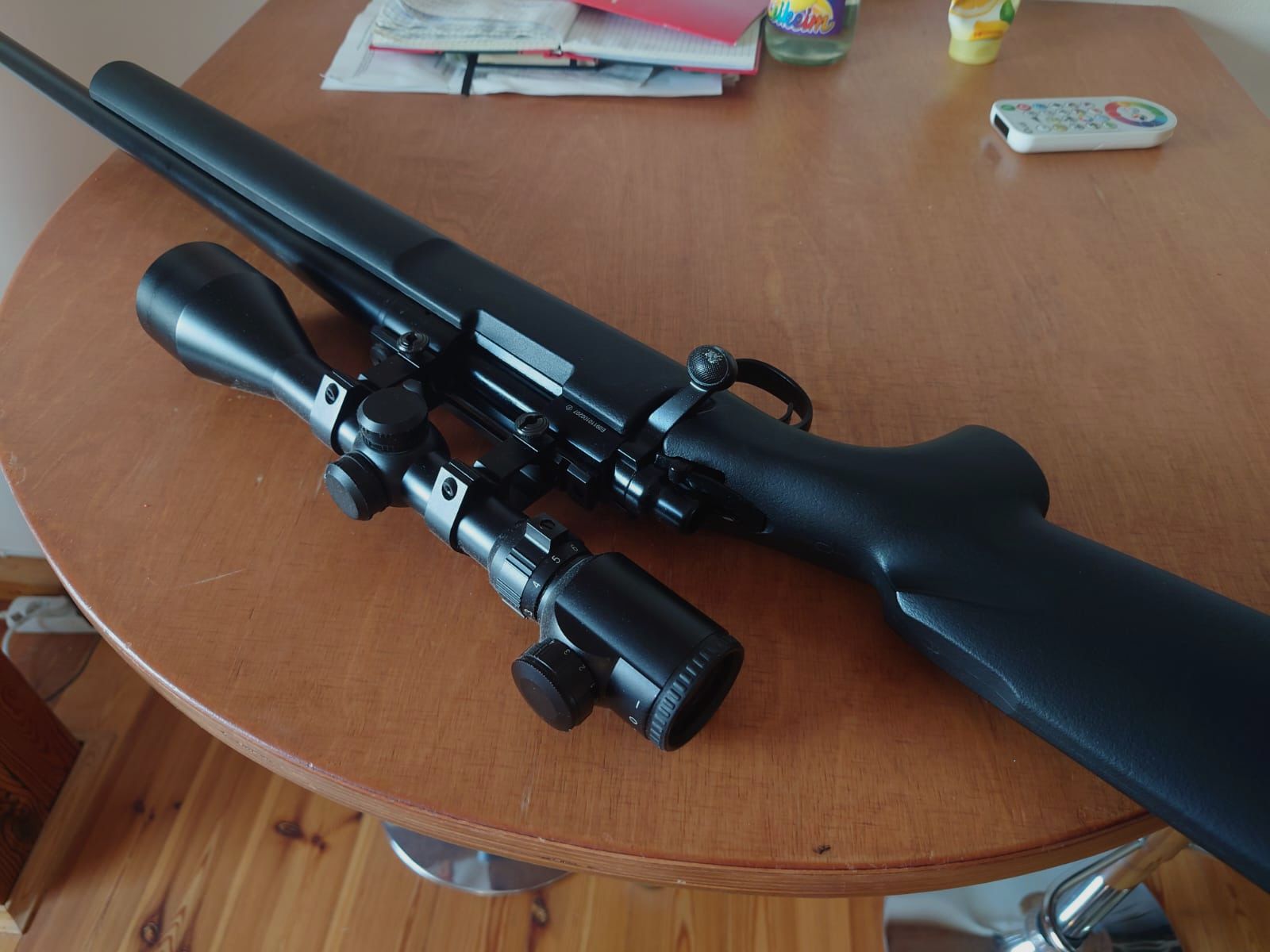 KJ Works M700 Police High Velocity Gas Bolt Action Gewehr 6mm BB schwarz (+MAX Tactical Zielfernrohr 3-9x50E beleuchtet mit Ringe für 22 mm Schiene)