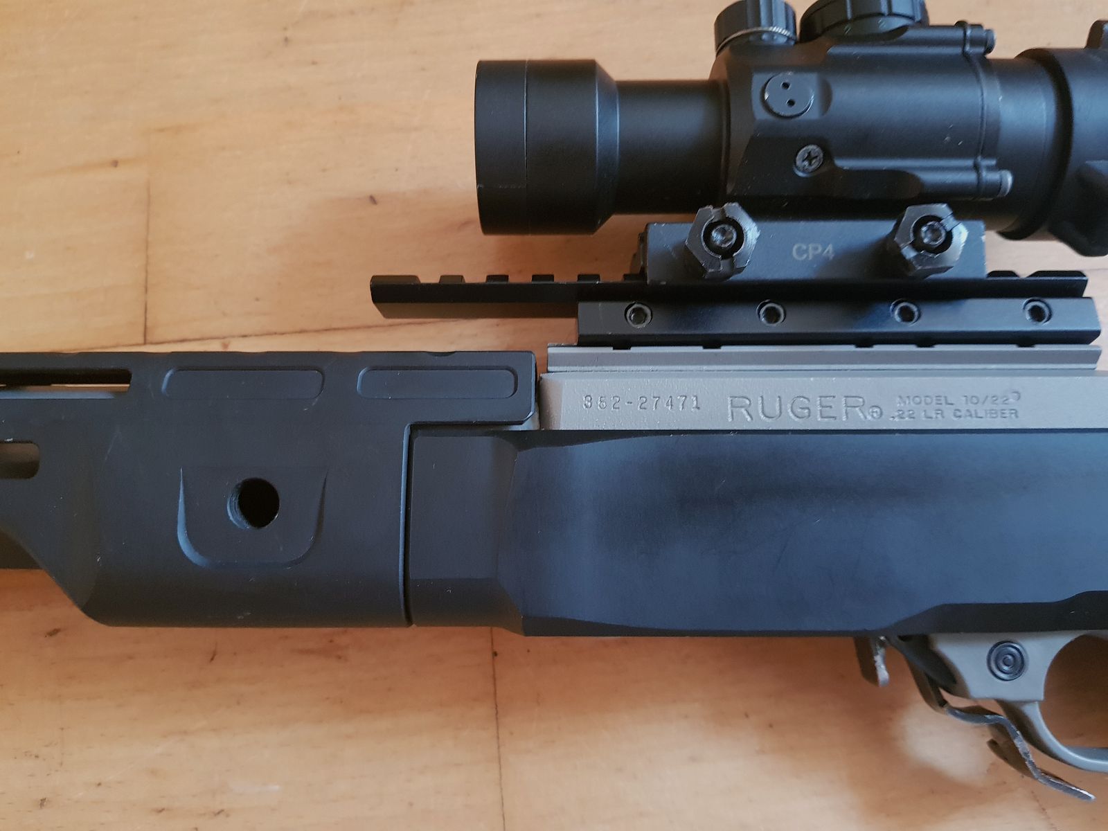 Ruger 10/22 Target, roestvrij staal "tactisch" met pistoolgreep en uitschuifbare schoudersteun (Magpul)