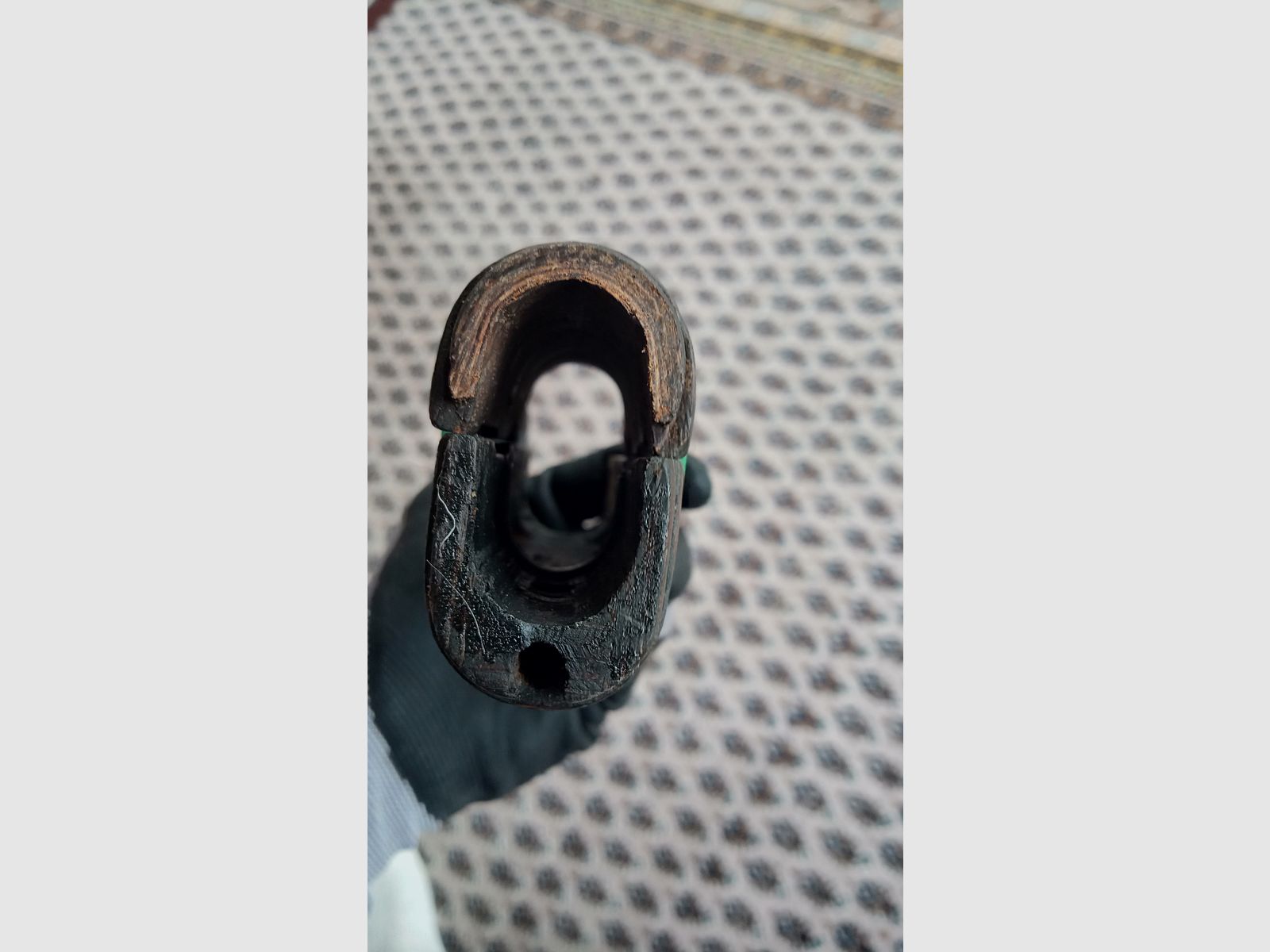 Ancien protège-main AK en contreplaqué ajusté dans un AK fraisée, idéal pour Yunker Co2 ou GSG Cybergun.