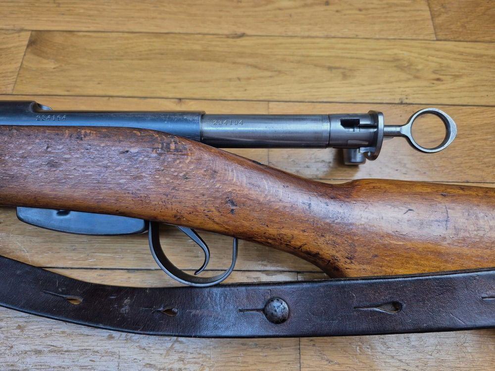 Beau mousqueton suisse K31- Cal. d&rsquo;origine 7.5×55 – Crosse en très beau hêtre – Mécanique ultra souple et nette – Excellente détente -Très beau canon – 100% mono matricule – Certificat d’Épreuves fourni – Bretelle + protège canon + 1 clips en prime ! – Die Schweizer Qualität – TBE+, image 4 sur 25