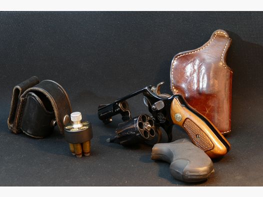 Smith & Wesson, Airweight, Mod. 37, J-Frame, .38Sp, Holster Bianchi, HKS Quickloader, WHB102