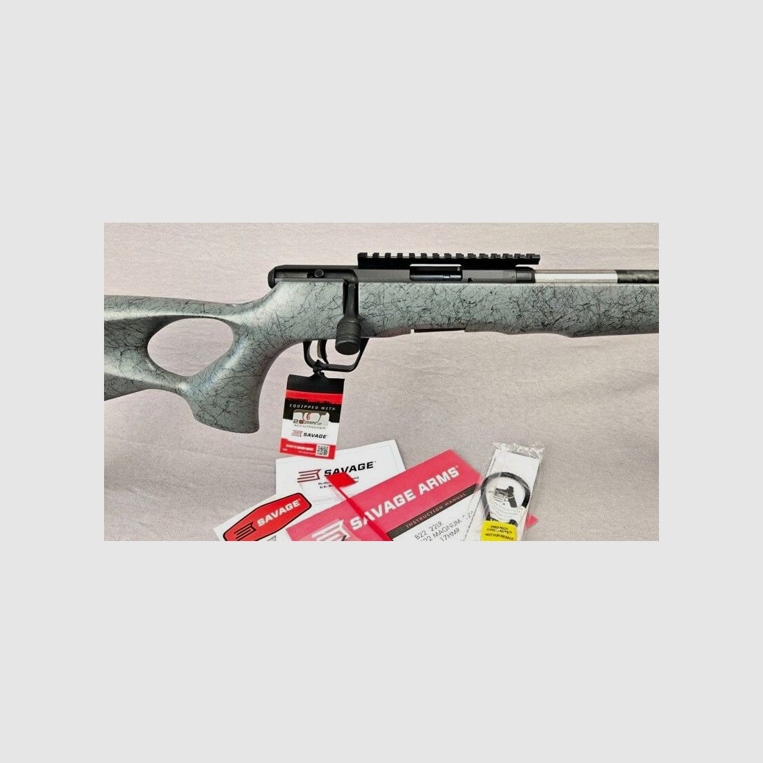 Savage Arms B22 Timberlite avec trou de pouce