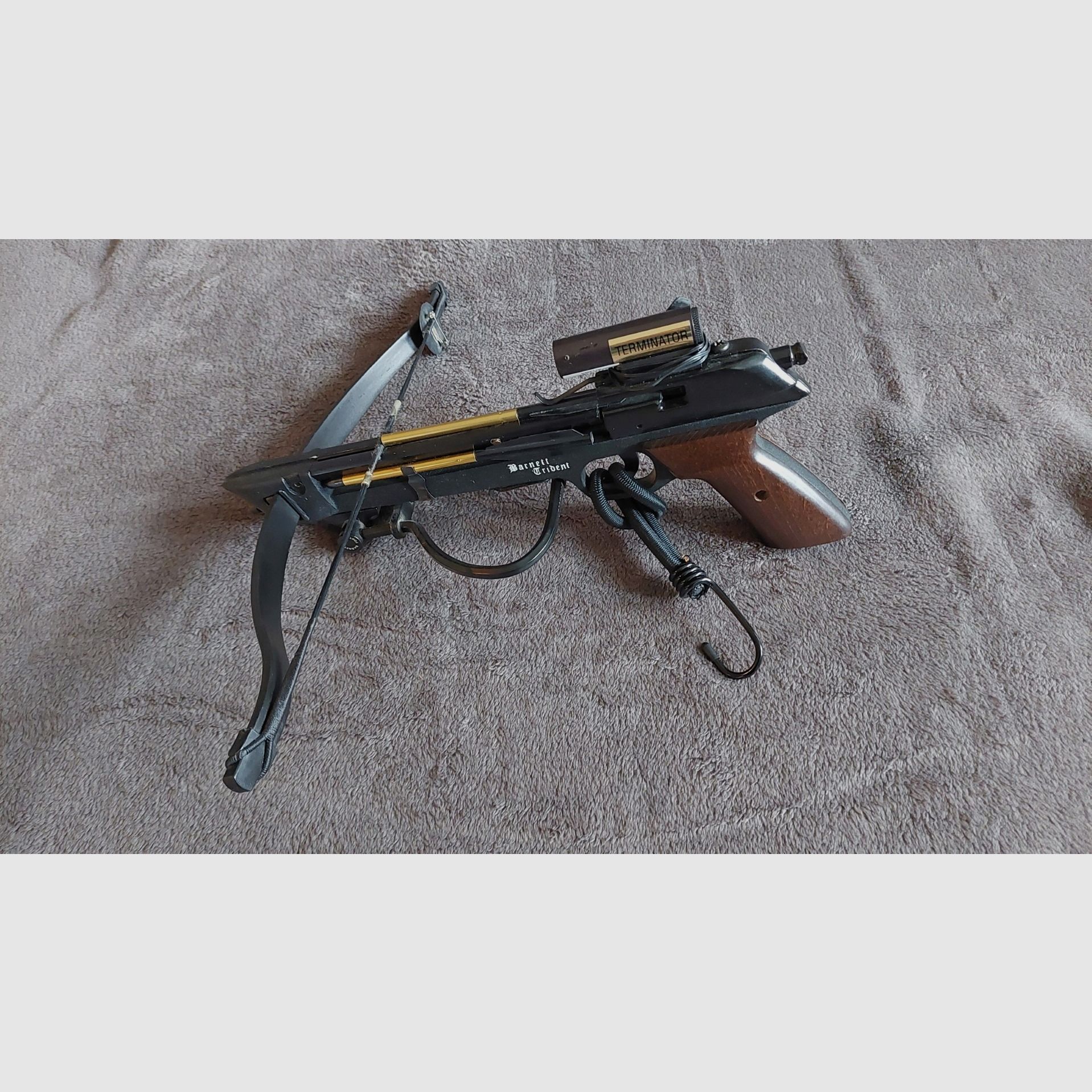 2) Barnett Trident mit originalen Pfeilen (3-Pfeile-Magazin), mehrere neue Pfeile usw., siehe Fotos, neuwertig,