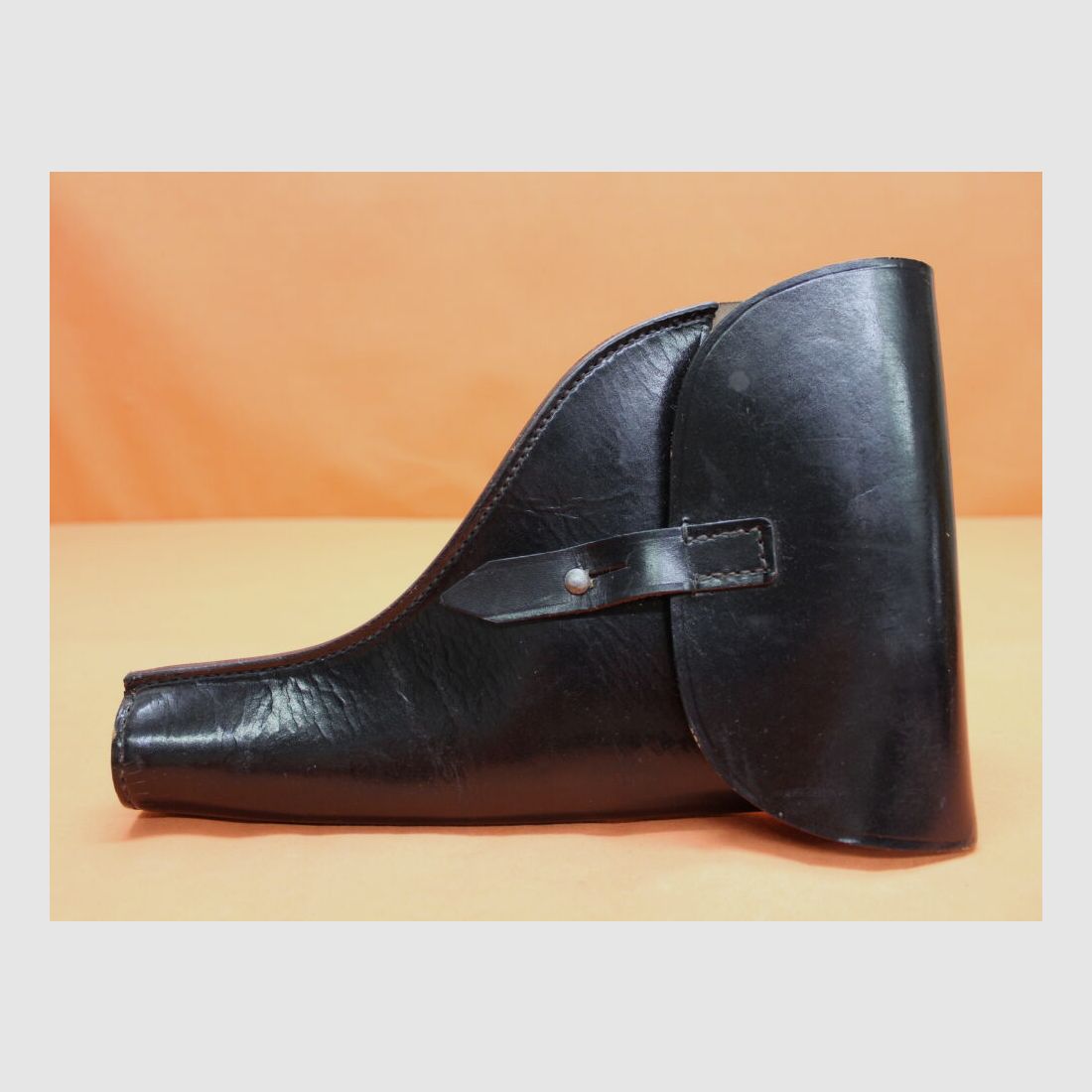 DDR MDI SURPLUS Suhler Workshops LP1: Signal pistol bag leather black, 1st model without ammunition compartment MdI stamp