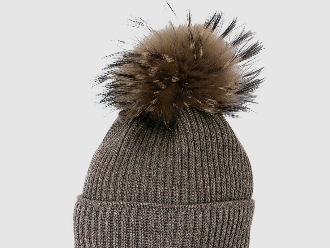 Cappello in maglia Merino con pompon in pelliccia vera e motivo a coste