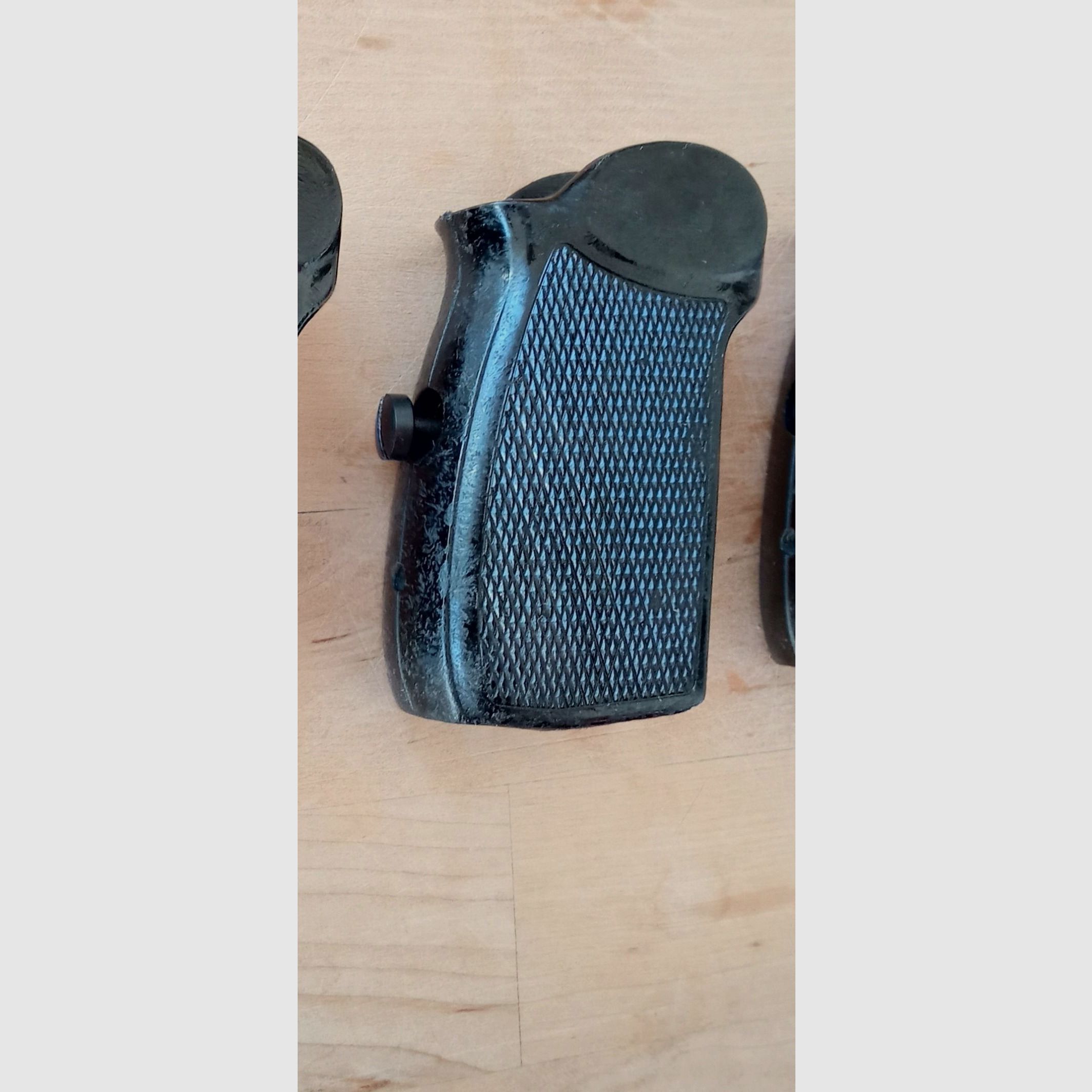Schwarze Bakelit Griffschale für DDR Polizei Pistole-M inkl. Schraube / Vintage Griff für ost-deutsche Makarov // 8 Schuss PM 9x18, Bild 3 von 7