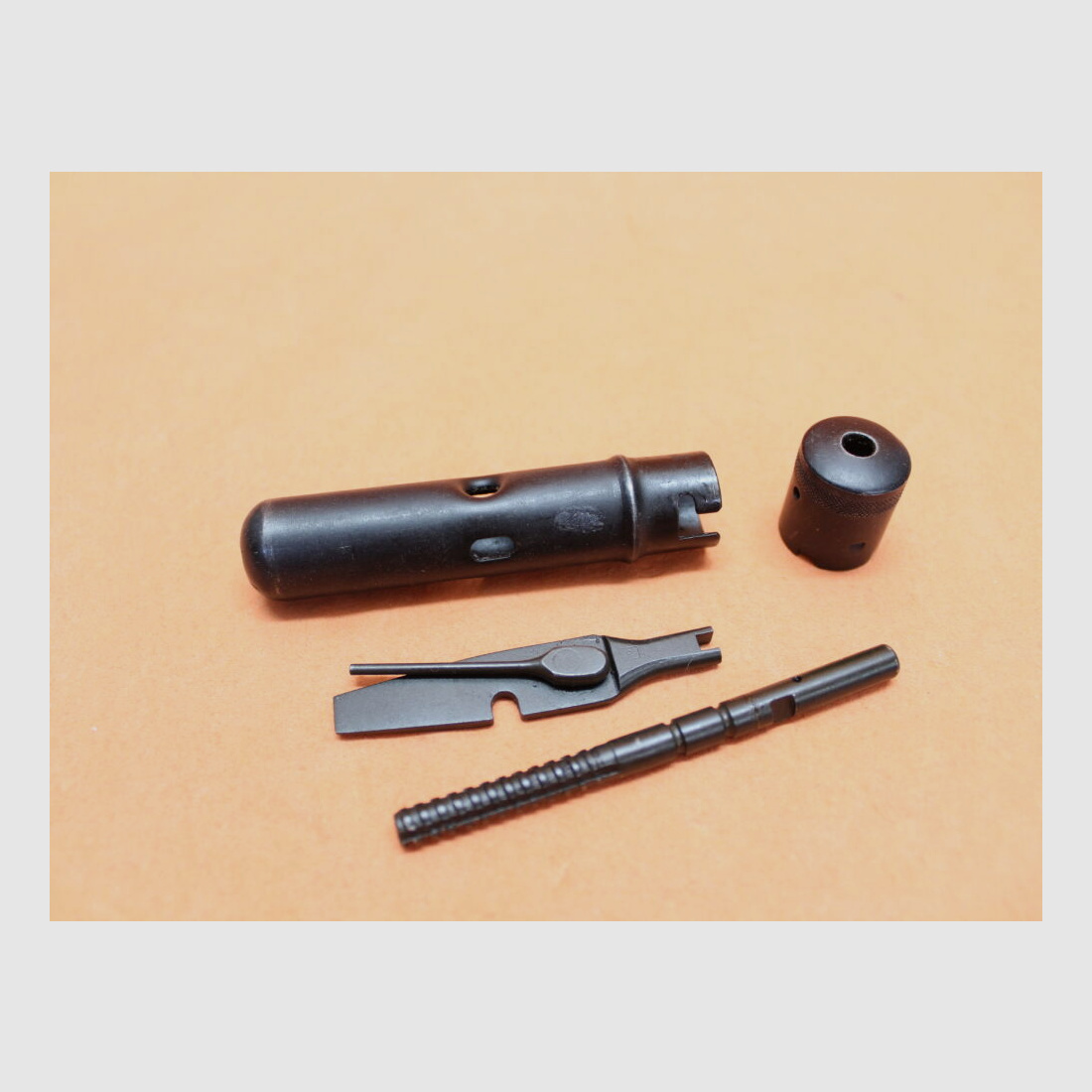 USSR SURPLUS Kalashnikov AKM: Reinigingsapparaat/ Kombi-tool voor de kolfruimte AKM/ AK47 USSR kal. 7,62mm