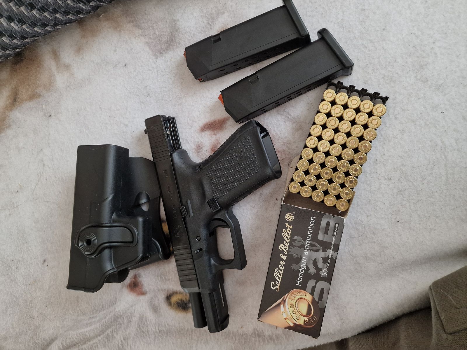 Verkaufe eine Glock 19 Gen 5  9mm mit Munition und Holster 