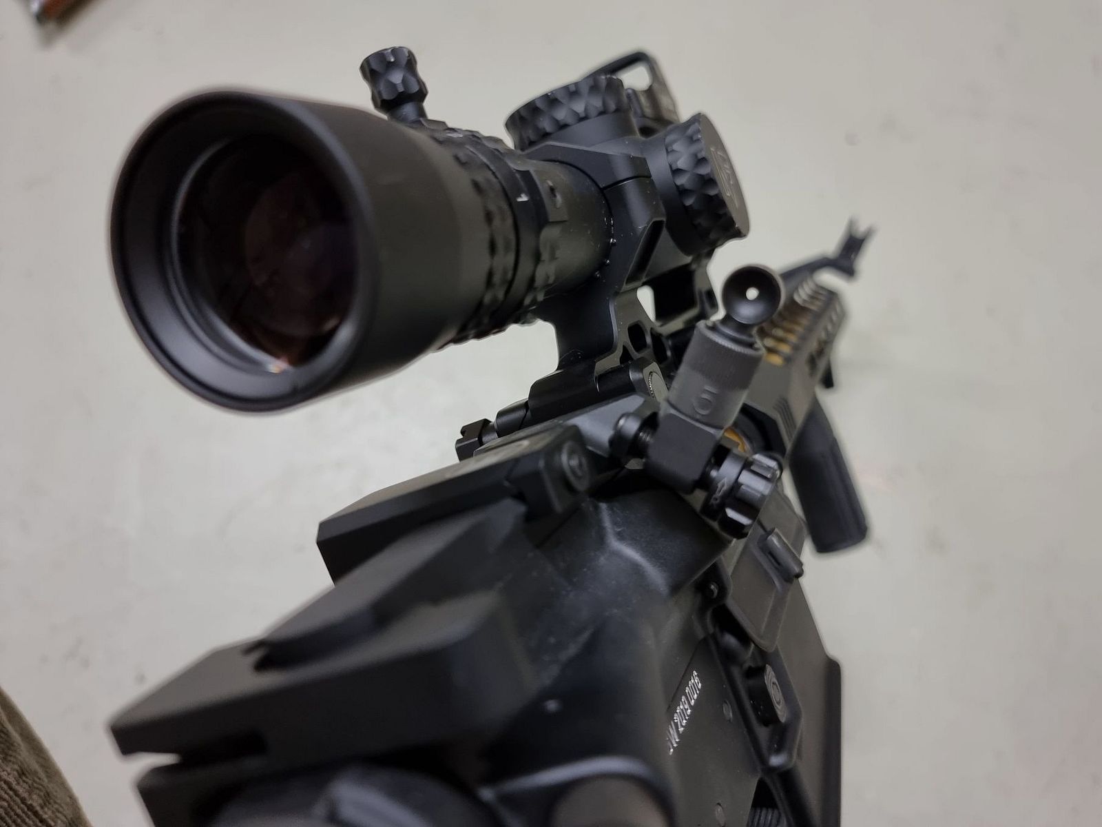 AR15 personalizzato superlativo nello stile di John Wick. Cal. 223 Rem. Solo componenti di alta qualità. Opzionale con Nightforce NX8!