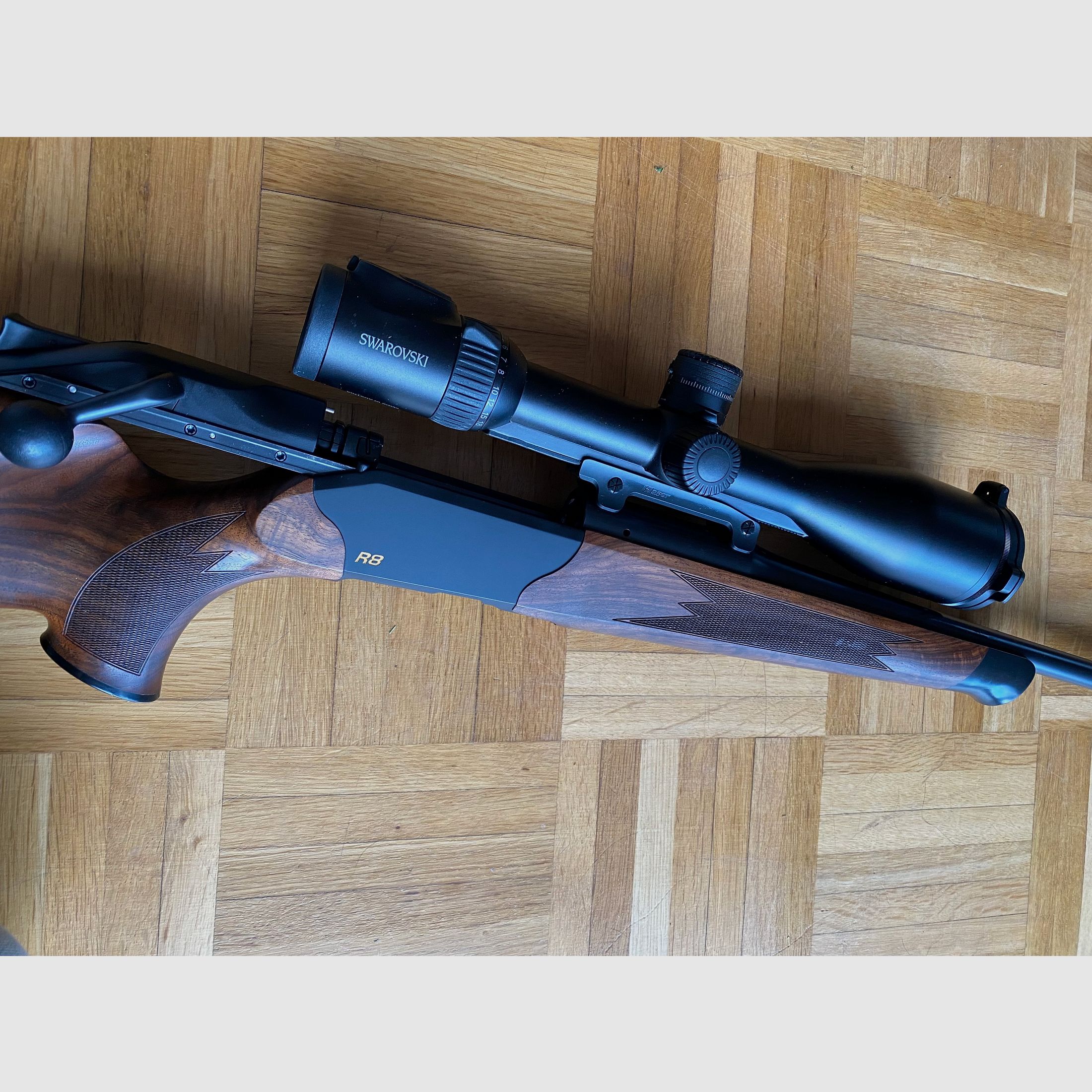 Blaser R8 Holz Standard mit Swarovski Z8i 2,3-18x56
