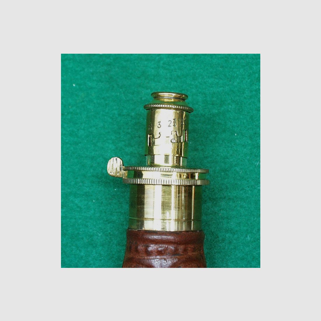 Indien	 Pulverflasche, Leder (Muschel)