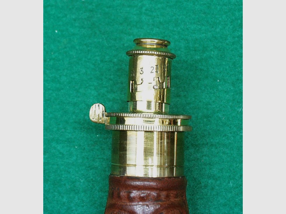 Indien	 Pulverflasche, Leder (Muschel)