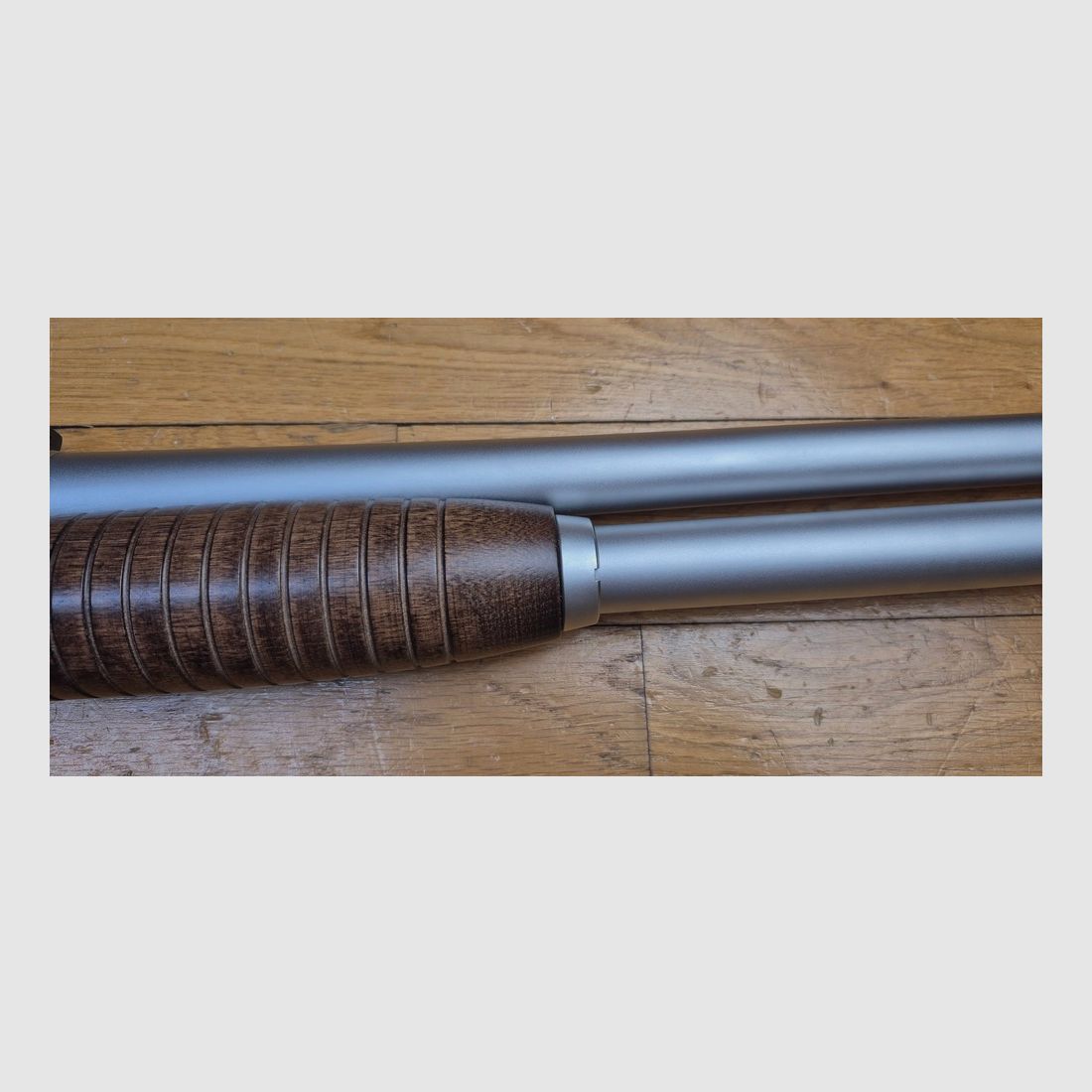 Zeer mooi pompgeweer Winchester Model 1300 – Zeldzame roestvrijstalen versie « Security Police » – Kal. 12/76 – Volledig satijn afgewerkt roestvrij staal (chroom op roestvrij staal) – Mechaniek en hout in perfecte staat – Vuurwapen in bijna nieuwe staat – TBE++, afbeelding 9 van 34