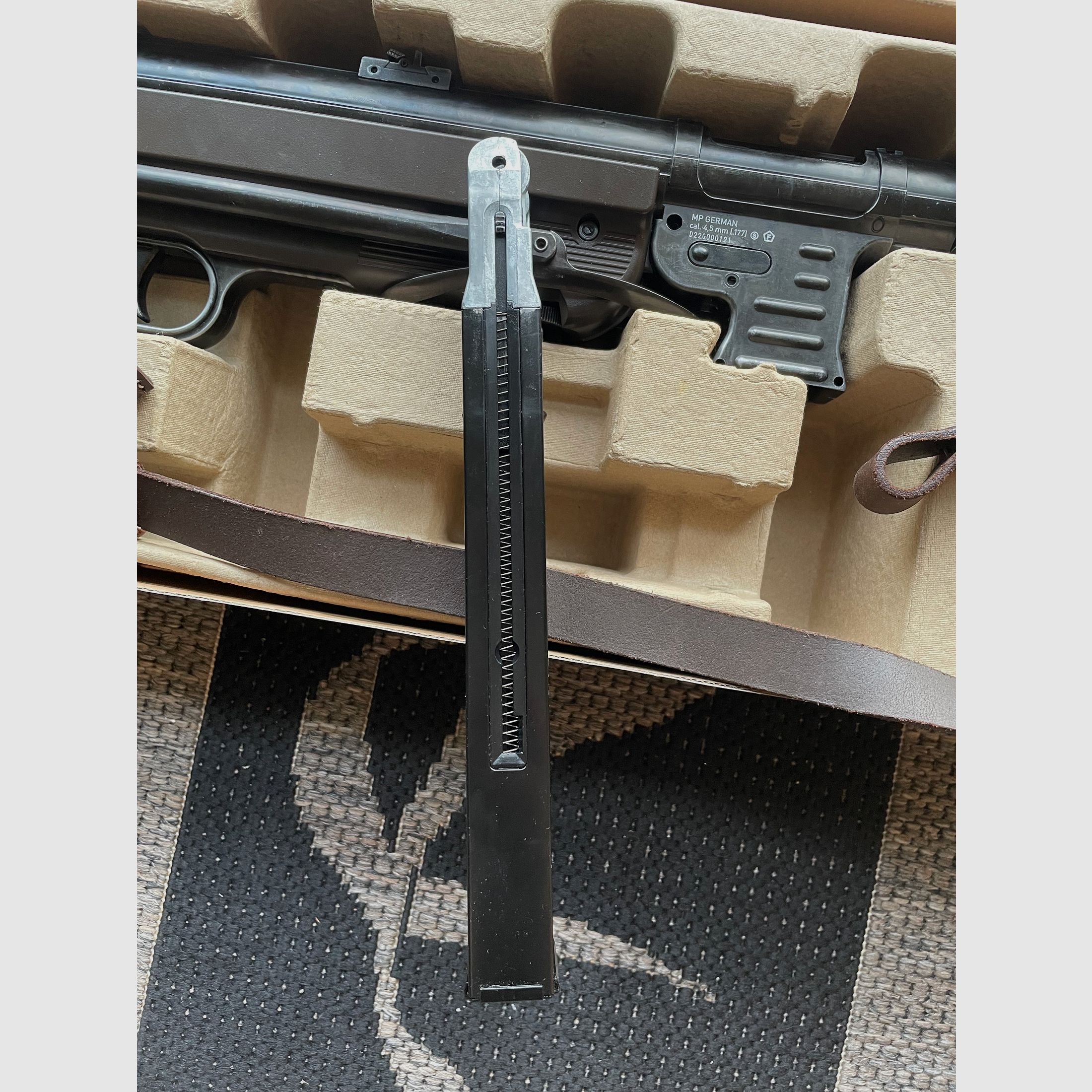 Umarex Legends MP40 Edición Legado Alemán - 4,5 mm Stahl BB Co2 (P18)