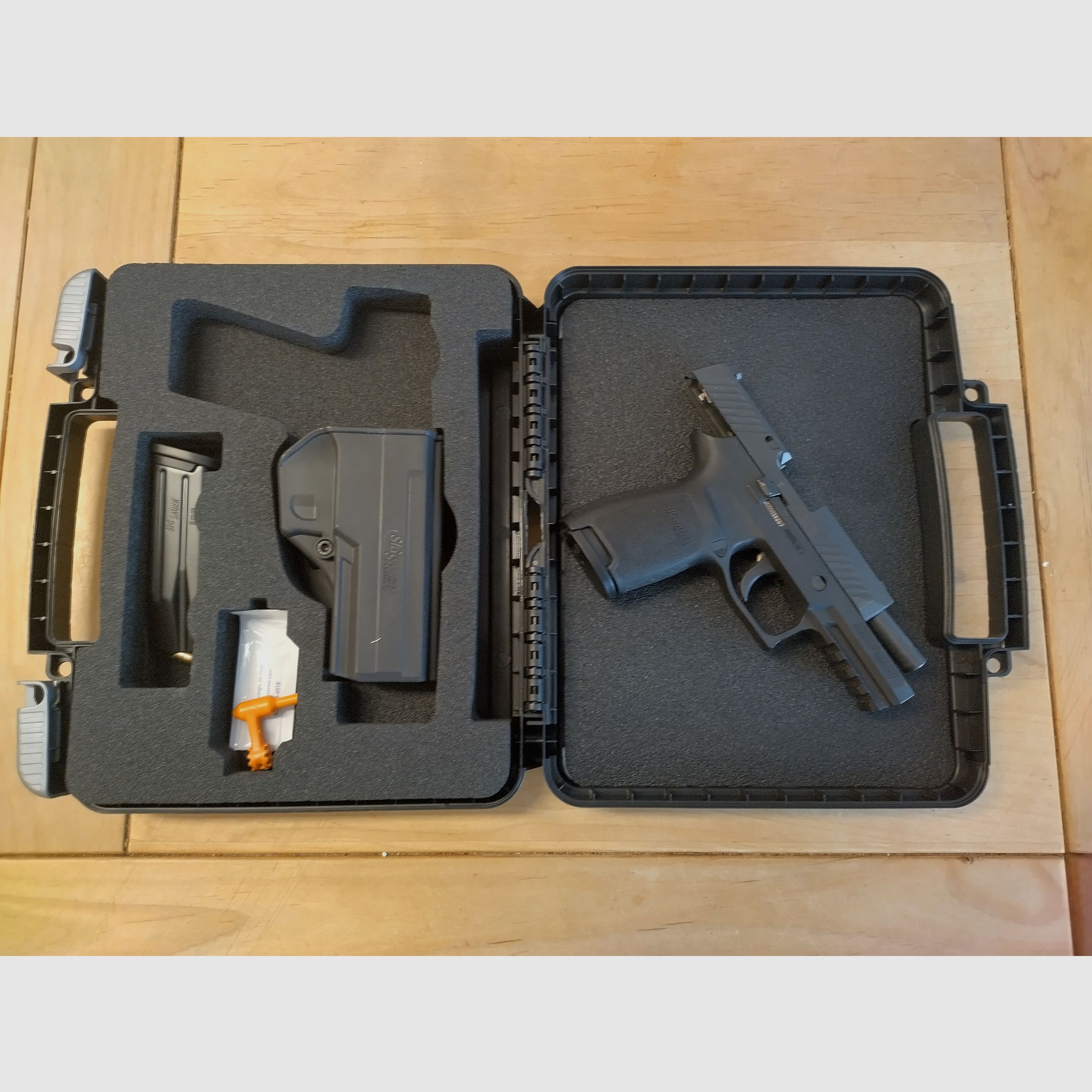 <SIG SAUER P320 Compact Cal. 9 mm Luger: Like new and available immediately!