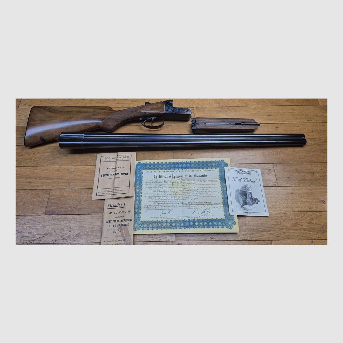 Wunderschöne Flinte Robust Modell Nr. 246 – Manufrance Saint-Étienne – Kal. 16/70 – Waffe um 1952/1954 (!) – 100% Jaspage und Gravuren – Spiegel-Lauf, quasi nie geschossen – Vollständige Originalverpackung (Garantie, Handbuch, Prüfungszertifikat) – Zustand nahe neuwertig für diese 72 Jahre! – Fast museales Stück – TBE+++, Bild 2 von 56