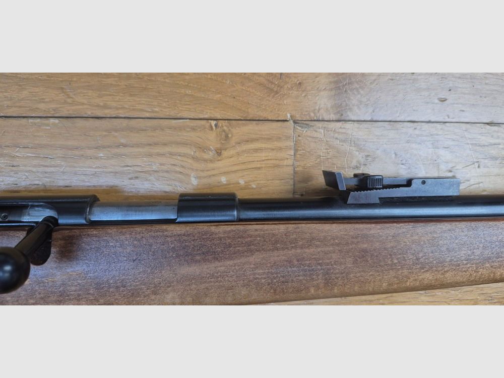Albrecht Kind Büchse (und nicht King, wie oft gehört oder gelesen!) – Einzellader 22 Lr – Entspricht unseren „La Française“ – Ultra leichte Einsteigerwaffe für Spaß auf dem Stand oder im Garten – Sehr schönes Holz trotz fehlender Wachsschicht/Ölung – 11mm Schiene und Gewinde-Lauf mit Schutzring – Verstellbarer Abzug – TBE+, Bild 19 von 28