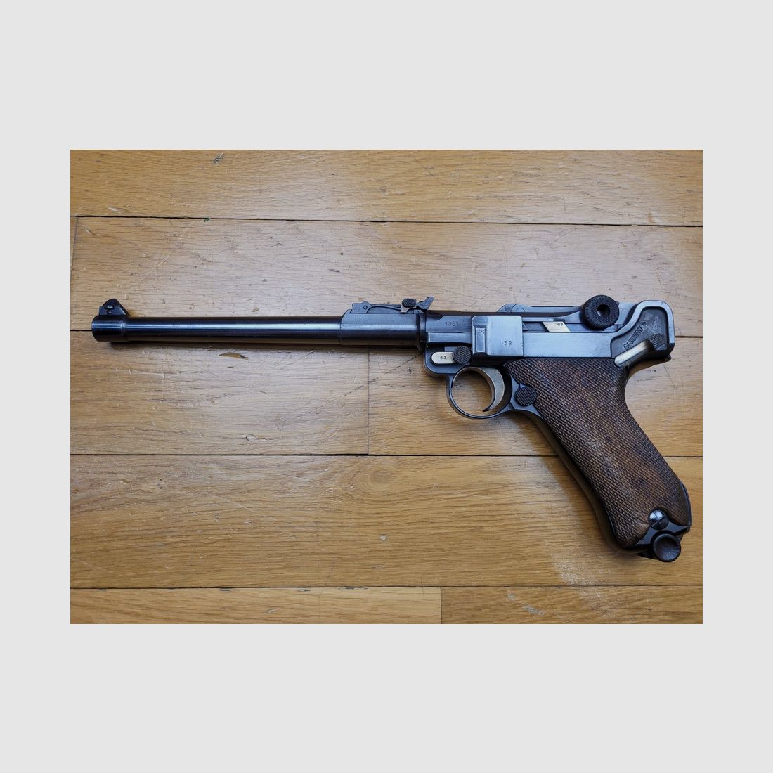 Splendide Luger d&rsquo;artillerie P08/14 – Arme de 1916 – canon de 8 pouces – fabrication DWM – entièrement mono-matricule (sauf le chargeur qui est d&rsquo;époque) – calibre 9×19 – hausse et guidon dérivables du premier type – très belles plaquettes -bronzage très soigné – TBE++, image 2 sur 22