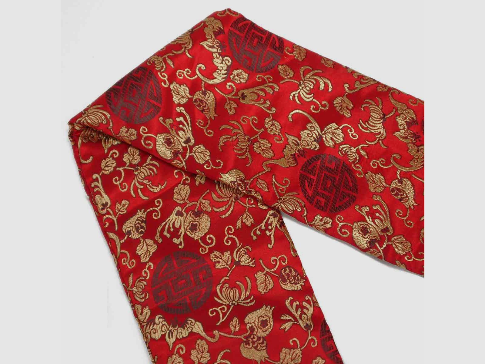 Roter Schwertbeutel mit eingesticktem Muster