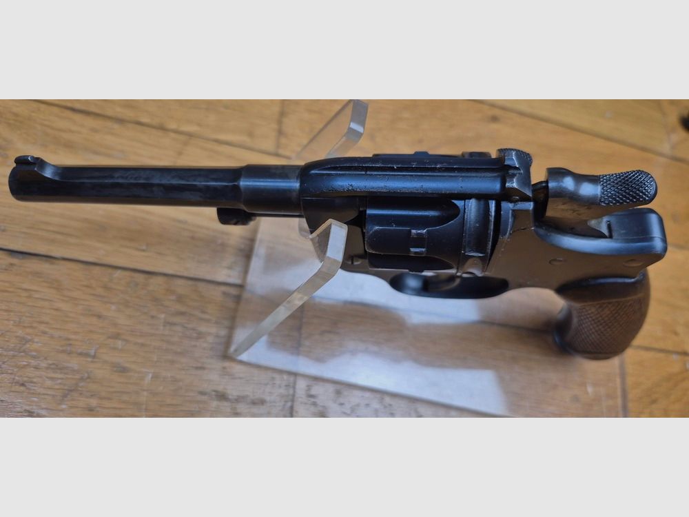 Beau revolver réglementaire modèle 1892 – Courant mais mythique – Apogée du revolver réglementaire Made in France – Calibre 8mm92 – Mono-matricule – Arme de 1894 – Belle mécanique – Très beau canon – Bel étui réglementaire en sus – TBE-, image 13 sur 32