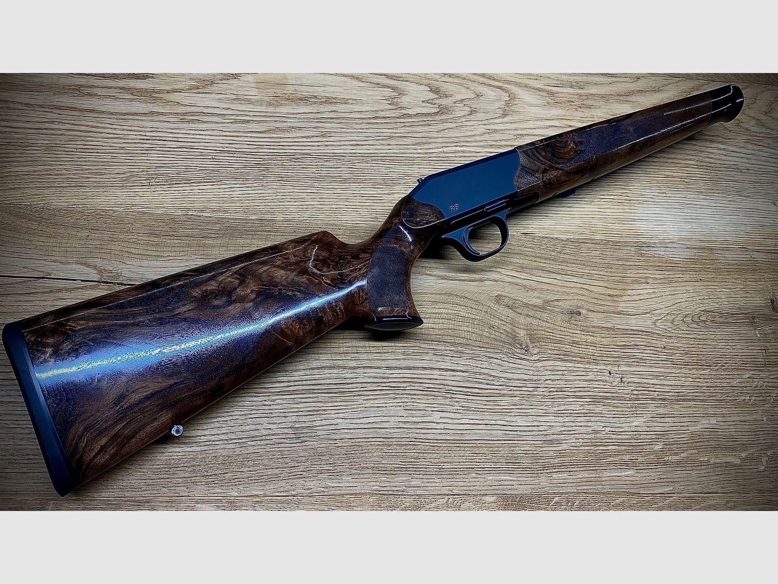 Blaser R8 Schaft / Holzklasse 7 / Bayrische Doppelfalzbacke / glänzendes Finish / Logo Schwarz