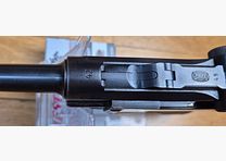 Très beau et atypique Luger P08 – Fabrication Mauser code 42 au « Mauser Banner » – Arme « bi-matricule » – Sur base d&rsquo;une rare arme Mauser de 1942 – Mécanique plus qu&rsquo;excellente – Esthétique superbe – Canon excellent – Superbe Luger de tir pour une excellente occasion ! TBE++