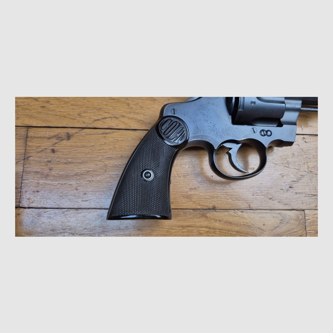 Very nice Colt 1895 revolver – Iconic model with tipping cylinder and counter-clockwise rotation – Cal. 38 LC – Hartford weapon from 1907 – Cylinder with constricted chambers – One of the last products – Very good mechanics – Excellent barrel – Original grips – Rare weapon – Category D – Very good condition – TBE+, image 19 of 22
