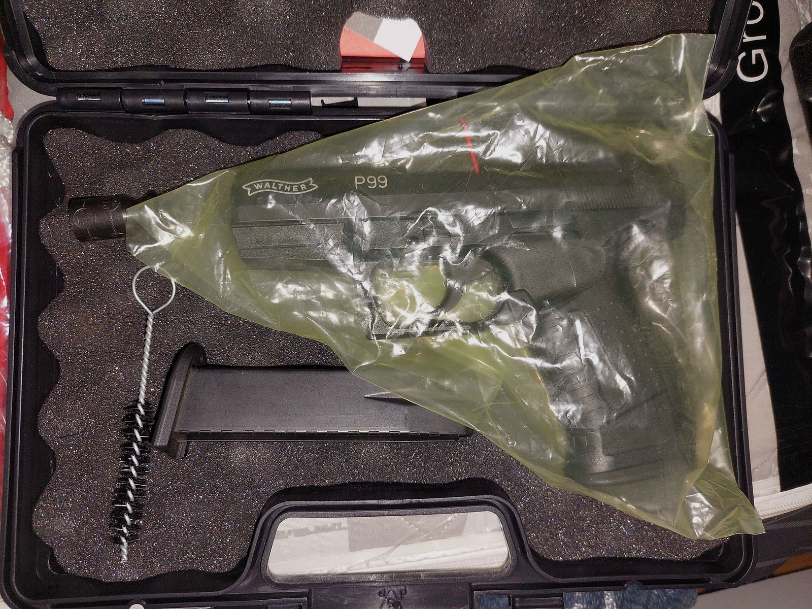 Walther P99 9mm P.A.K. z 1 dodatkowym magazynkiem i kaburą Walther.