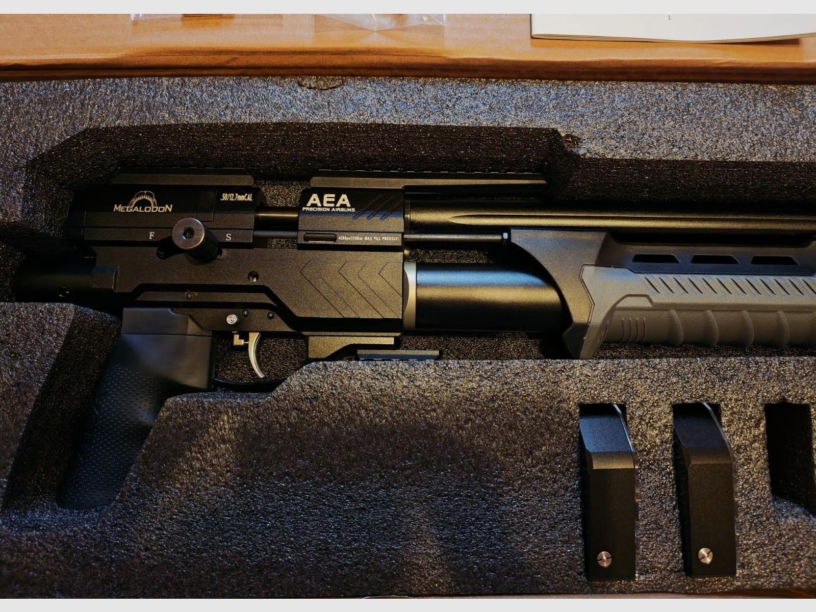GoGun AEA Megalodon F-Series 7.5 Joule | Cal .50 Air / PCP Rifle | with JADS double tank | Bipod | Tank clamp | 2x 12 shot aluminum magazines | + grip stabilizer inserts | with accessories & invoice