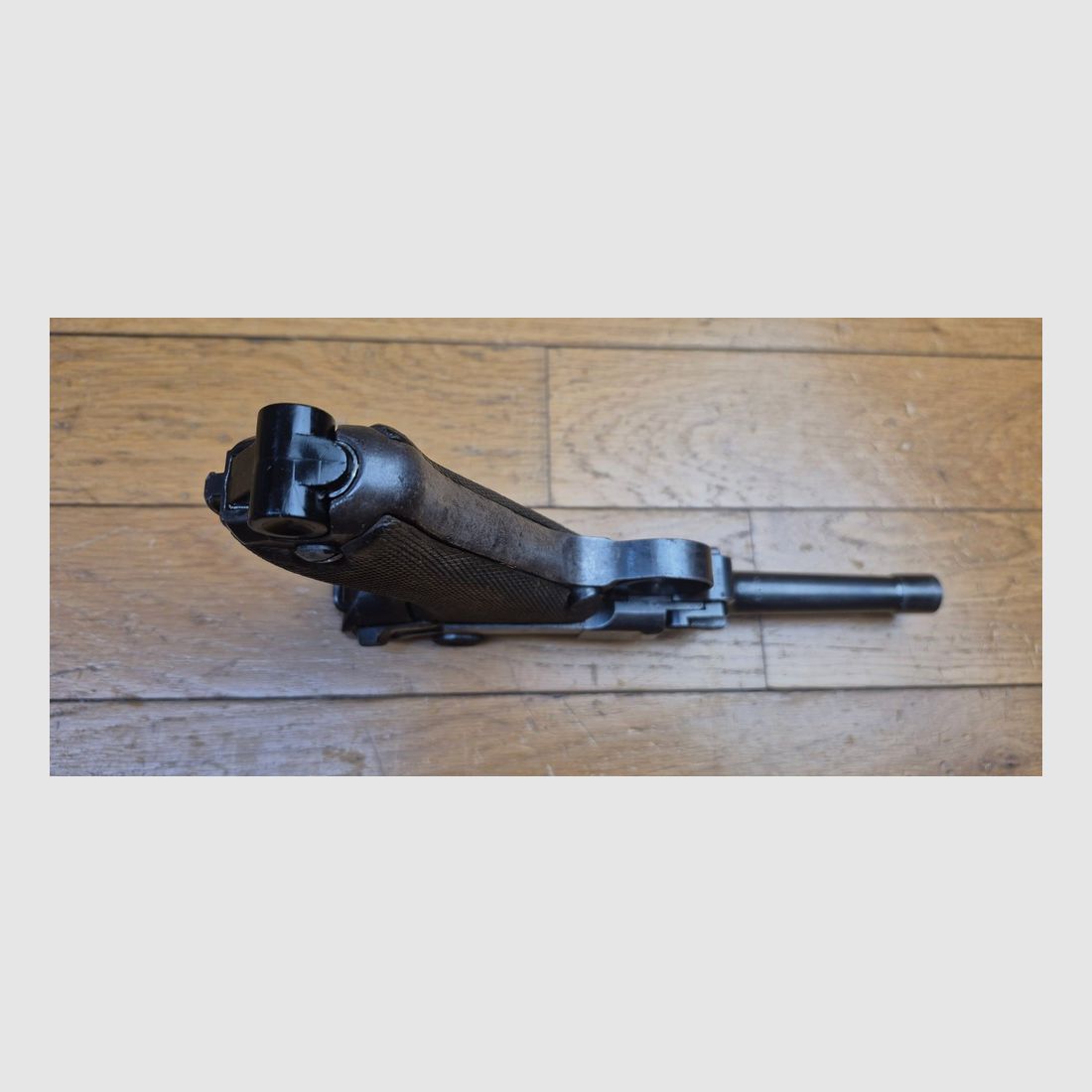 Pistolet Luger P08 – Code « BYF » pour une fabrication Mauser de 1942 – Arme 100% mono-matricule renumérotée – Re bronzée et code 42 re gravé – Bon état mécanique et superbe canon – Rééprouvé à Ulm en 1976 – Chargeur moderne – BE+/TBE-, image 8 sur 24