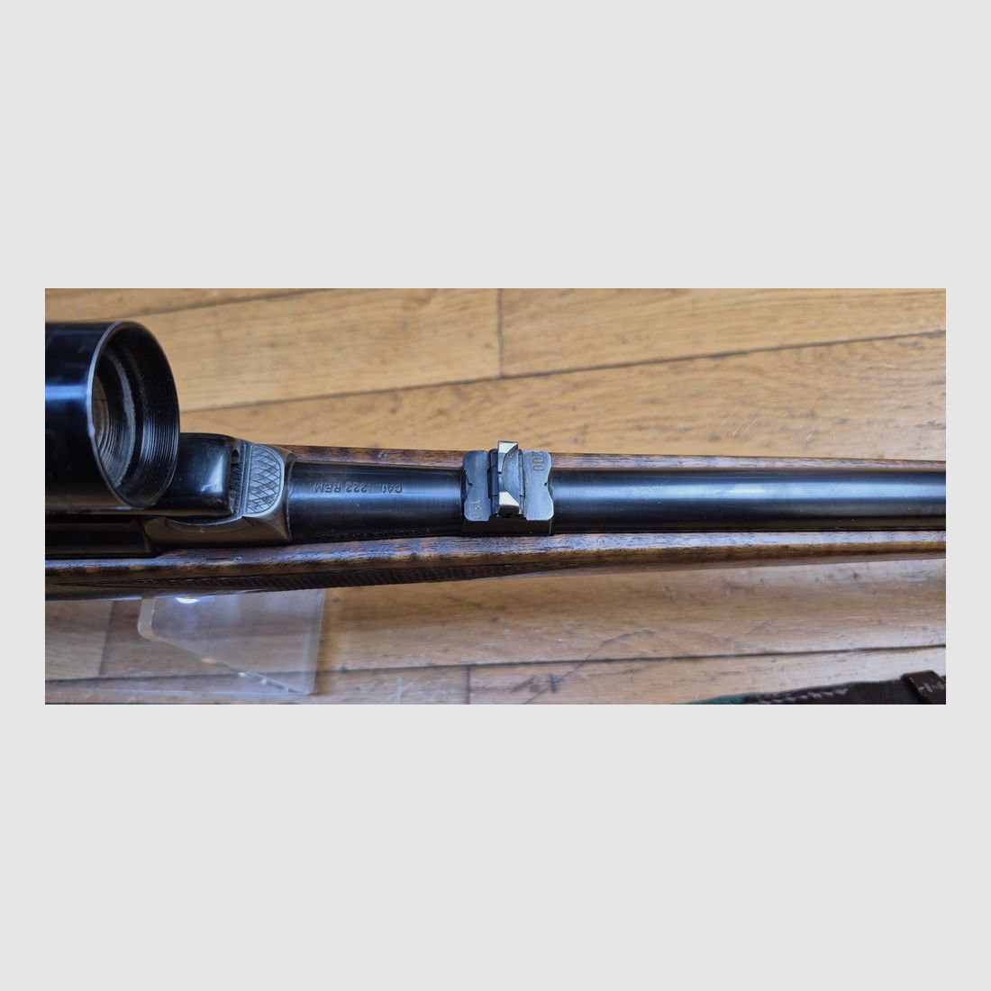 Très belle Carabine de chasse Krico 700 Jagdmatch — Cal .222 Rem — Fabrication Kriegeskorte à Stuttgart — Stetcher à l&rsquo;allemande — Lunette Hensoldt Wetzlar Diatal 4X32 sur montage tourelle 100% acier — Très beau bois de noyer grade élevé — Excellente mécanique — Excellente détente — Très beau canon quasi neuf – TBE/TBE+, image 24 sur 38