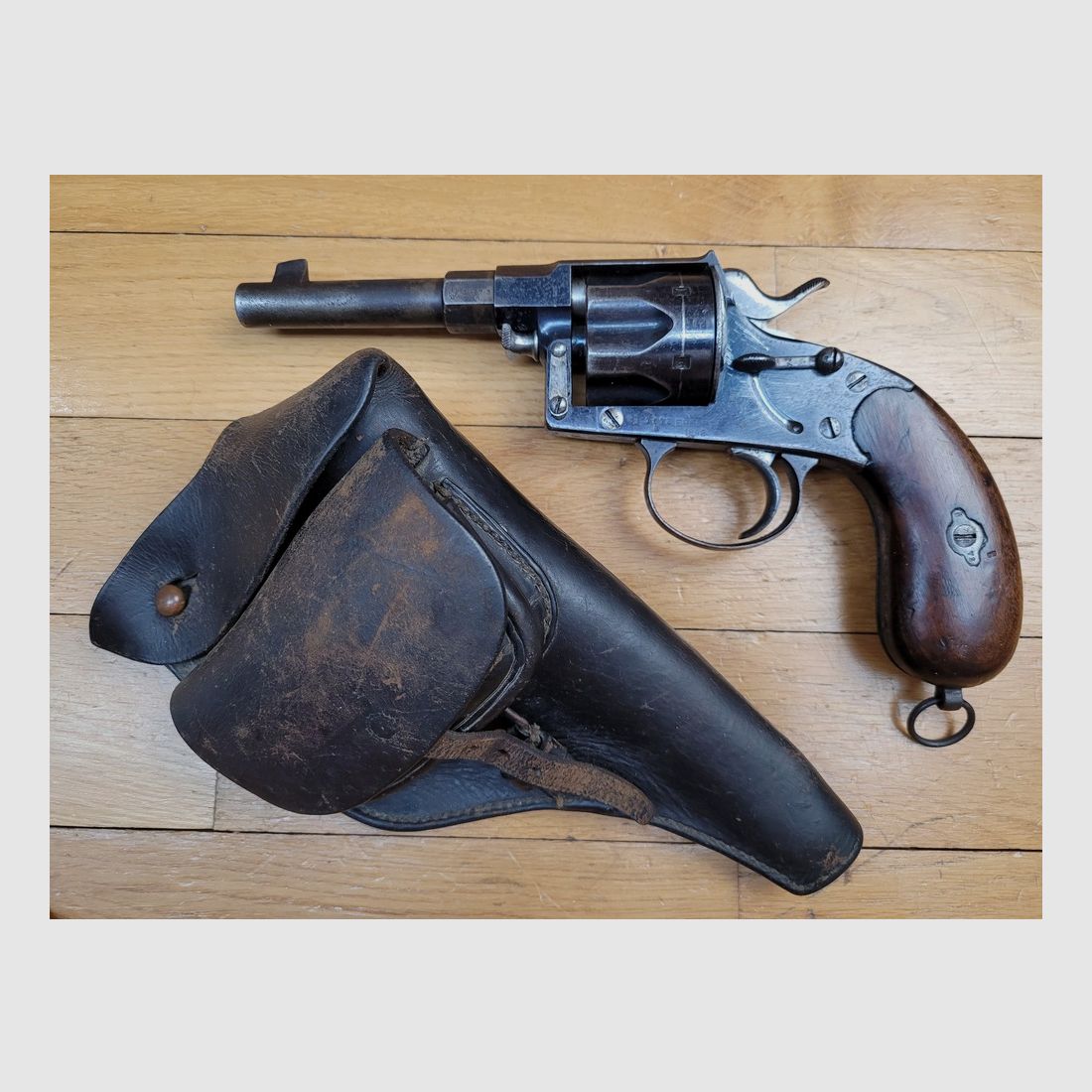 Sehr schöner Reichsrevolver 1883 – Kal. 10,4 original – Herstellung Erfurt von 1893 – Schöne reguläre Stempel – 80% seiner ursprünglichen glänzenden Brünierung – Wunderschöner Lauf und Kammern – Waffe mit einer Matrikelnummer – Seltenes originales Schneider Briegl-Futteral – TBE+, Bild 1 von 27