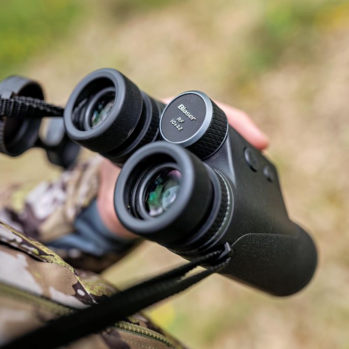 Blaser RF 8x32 & 10x42 – Kompakte Rangefinder-Ferngläser im Praxischeck