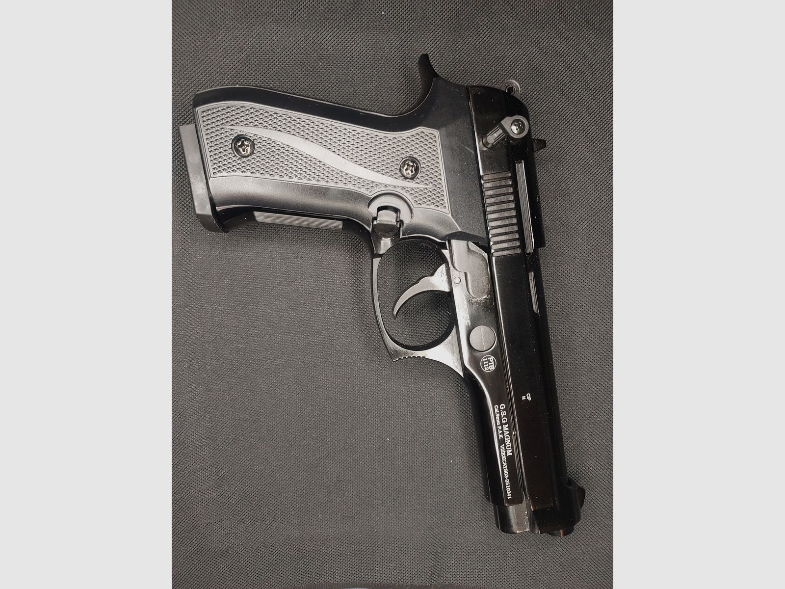 Ekol Firat Magnum Schreckschuss Pistole in schwarz, Kaliber 9mm P.A.K. (PTB 1112) wie neu!