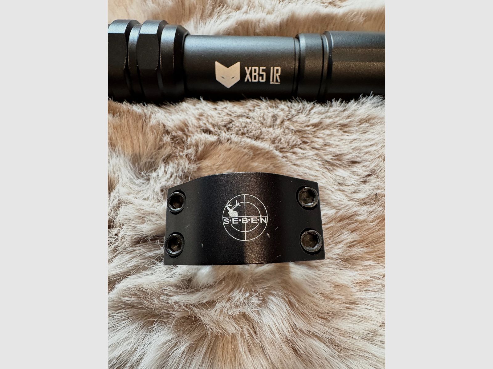 Nightfox XB5 850 IR-Strahler mit Montage für Weaverschiene