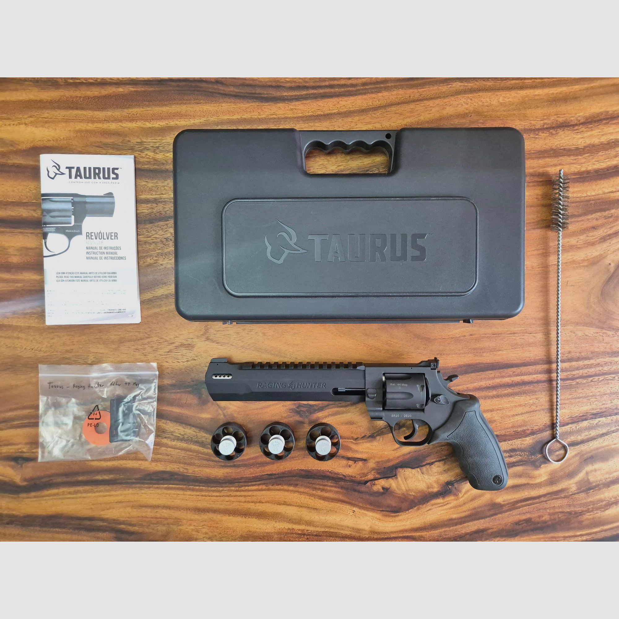 Taurus Raging Hunter 8 3/8" .44 Mag. inclu. 3x HKS Speedloader – État comme neuf