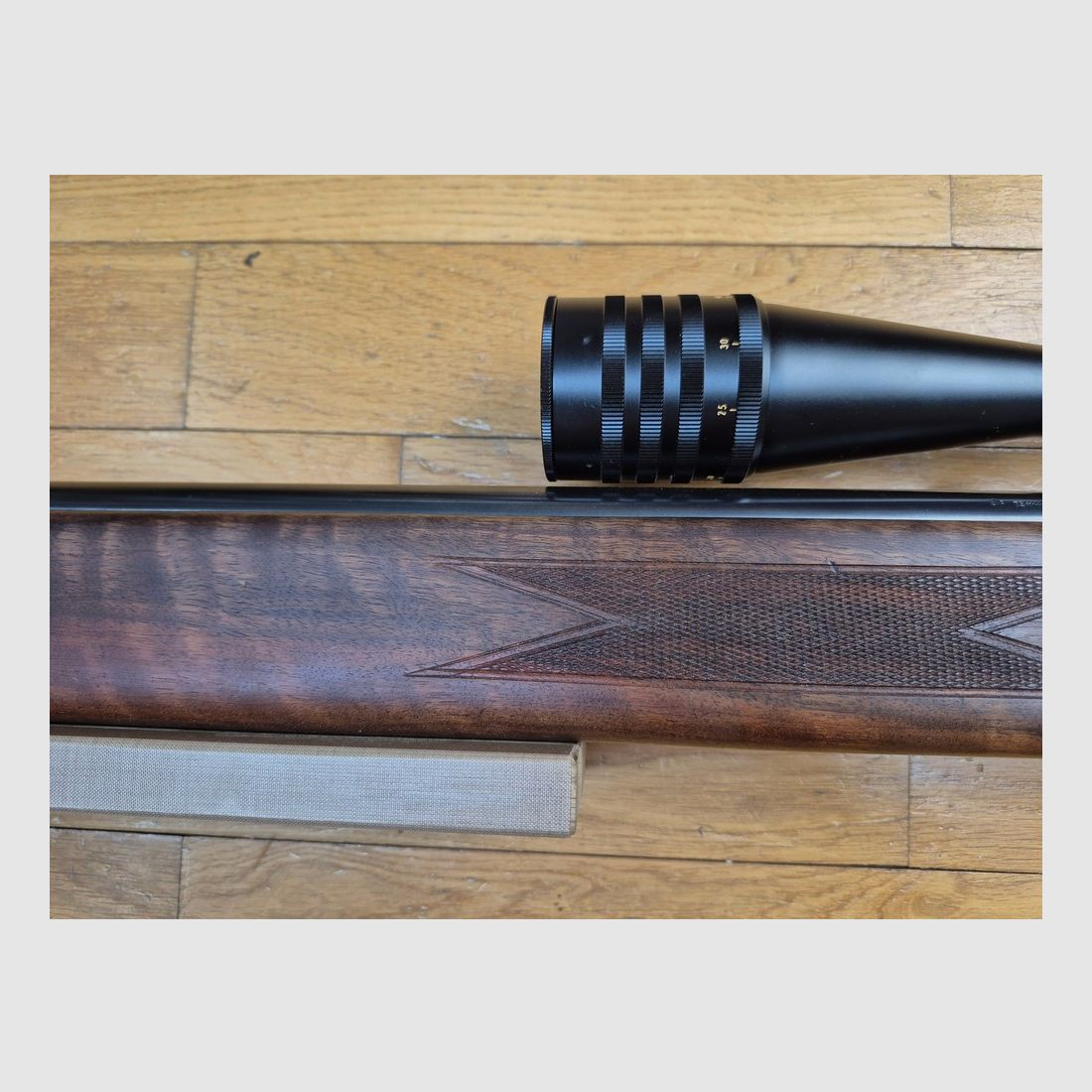 Wunderschönes Set Präzisionsbüchse Anschütz Modell MATCH 54 Version 1407 – 22LR – Weaver CT36 Micro Trac 36 x 40 Zielfernrohr mit Diopter und Tunnel Anschütz (3 Iris!) – Schwerer Lauf – Kammer- und Verschlussprotektor + Koffer! Top Set! TBE+++, Bild 9 von 53