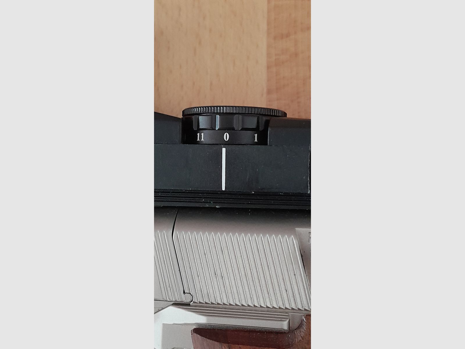 Vernickelte Walther CP88, CO2-Pistole, mit Echtholzgriffschalen und Rotpunktvisier