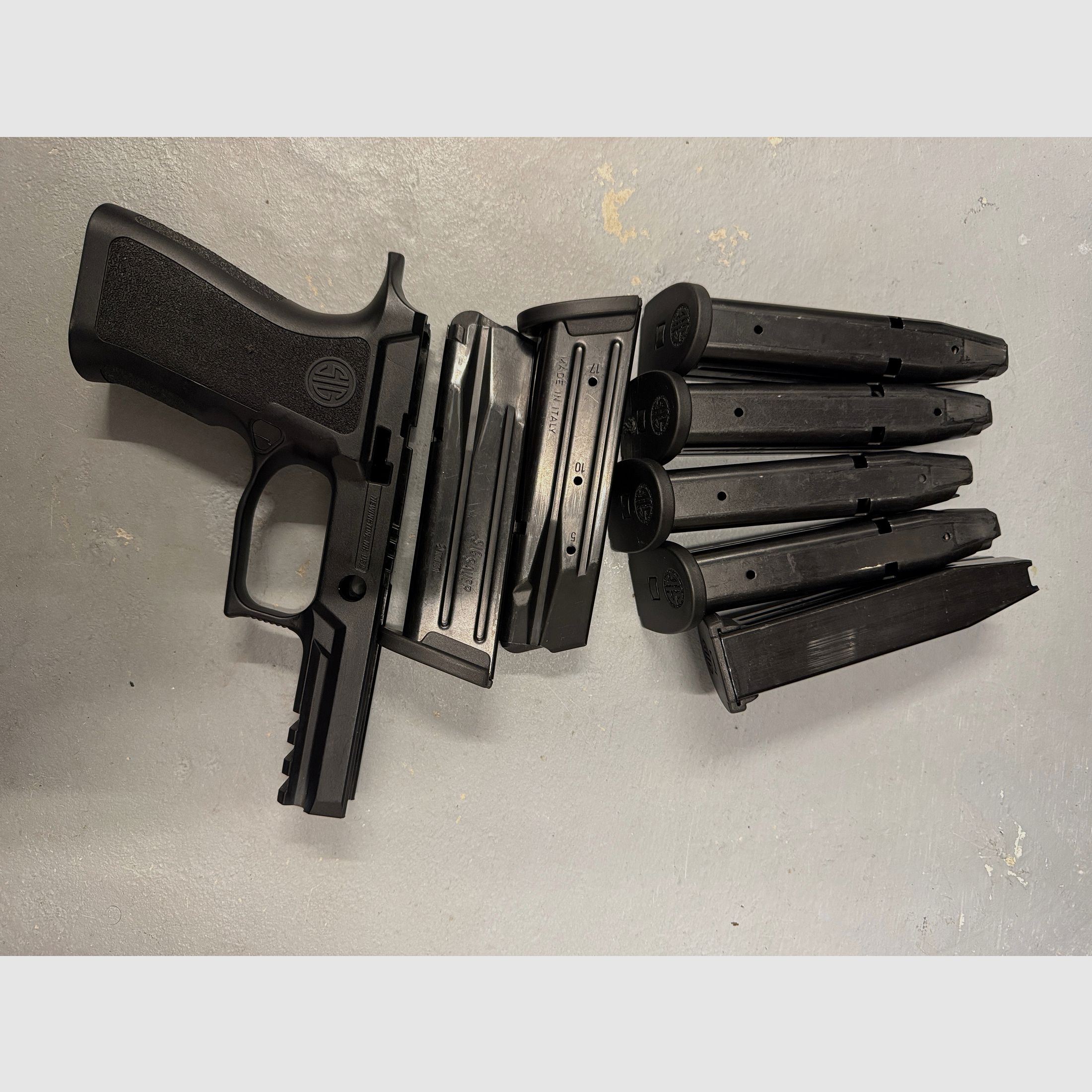 Accessories SIG P250/ P320: XCarry grip module and 7x 17 round full-size magazines (all original SIG)