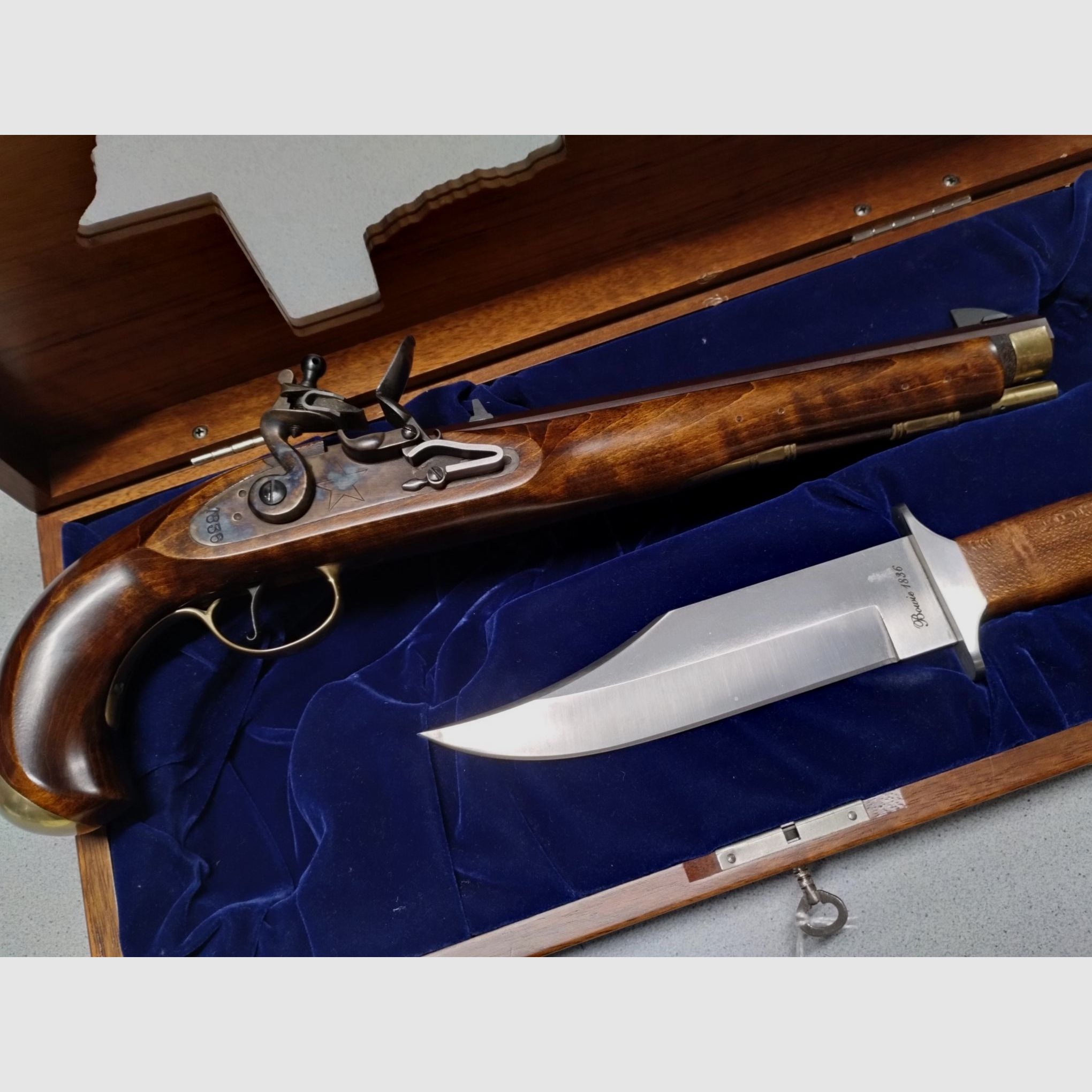 Bardzo ładne pudełko Pedersoli Alamo 1836 z pistoletem na kapiszony Navy Moll kal. 45 + nożem Bowie, w stanie nowym!