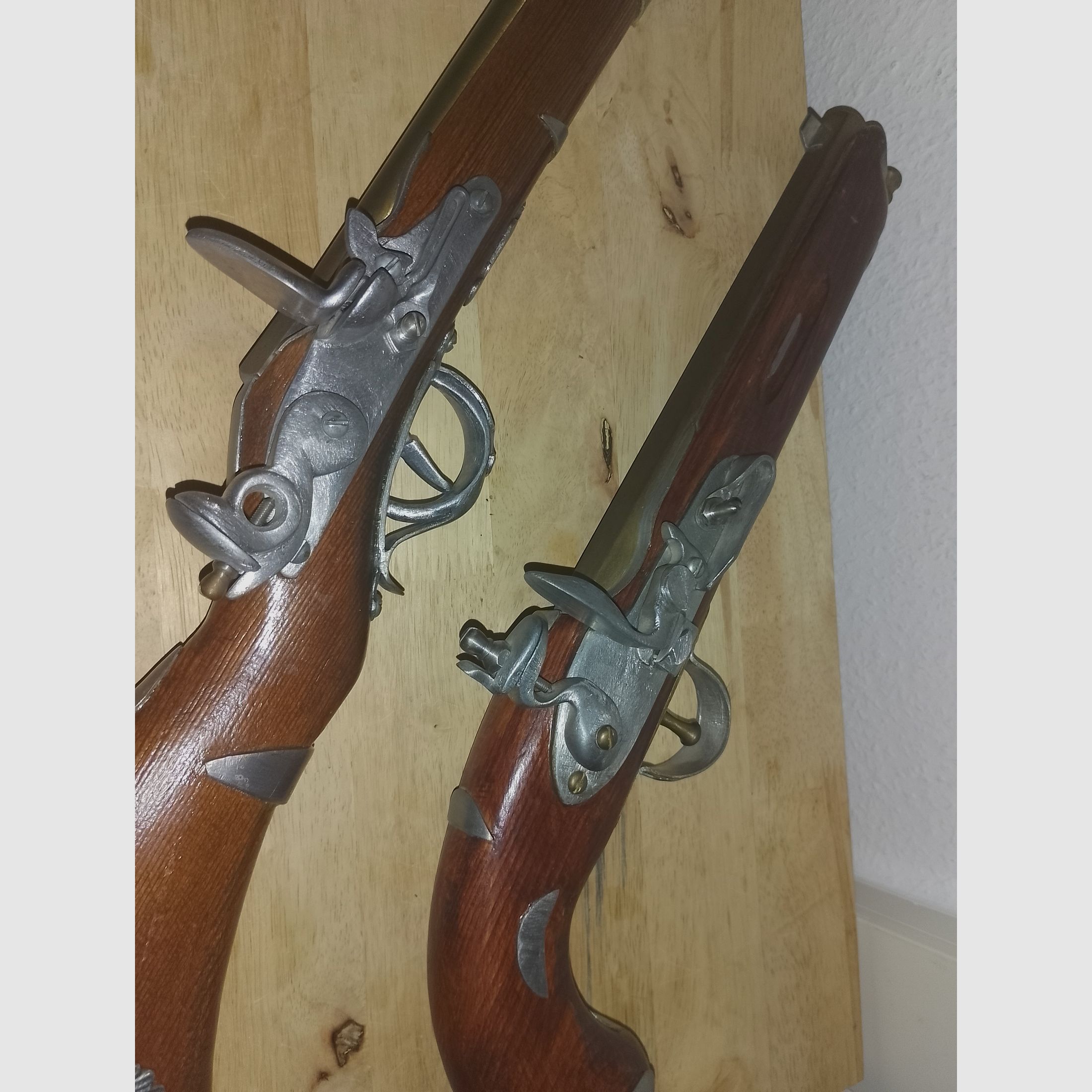 Rareza de pistolas de decoración, hecho a mano de latón, estaño y madera 58cm y 45cm