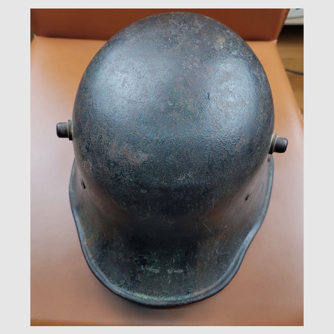 Sehr schöner deutscher Stahlhelm 1. Modell 1916 – frühe hohe Form – sehr schöner, absolut kompletter Innenhelm – gute originale Kinnriemen des Modells 1895 – Reste von Tarnung – Sehr schönes Stück in TBE, Bild 5 von 16