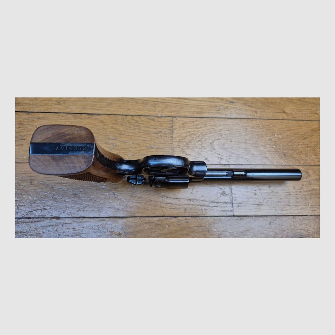 Wunderschöner Revolver Smith&Wesson K38 „Masterpiece“ oder Smith 14-4 nach 1957 – Kal. .38 SP – Waffe von 1977 – Das Modell „Target“ in 38. des Military and Police von 1905! – 80 Jahre verdienten Erfolgs – Zweites Set Pachmayr-Griffschalen – Originalverpackung mit Nummer – Zustand nahezu neu! – TBE/TBE+, Bild 9 von 22