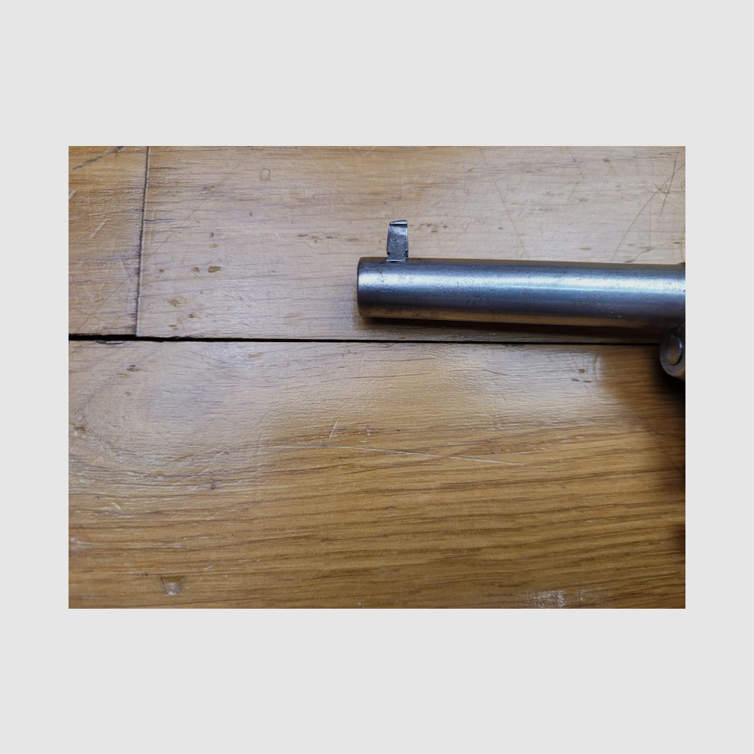 Wunderschöner Perkussionsrevolver – Kaliber 7mm – frühes Modell um 1865 – Griffschalen aus Ebenholz – Visier in der Schaft – schöner Zylinder – gravierter Rahmen – ungewöhnliche Form und exzellenter Zustand, Bild 11 von 13