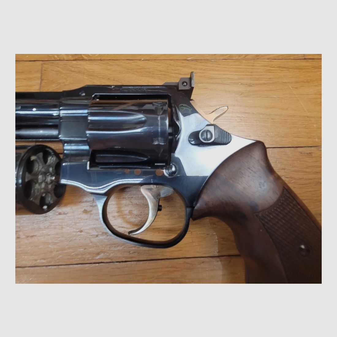 Außergewöhnliches Originalset Revolver Manurhin MR73 – Modell Gendarmerie in 4 Zoll – Kal. 357 Mag – Mit seinem seltenen 6-Schuss-Zylinder in 9 Para – In seiner Originalbox mit Zubehör, Handbuch und Originaldokumenten – Sehr seltenes Set auf dem Markt und in einem traumhaften Zustand!, Bild 4 von 26