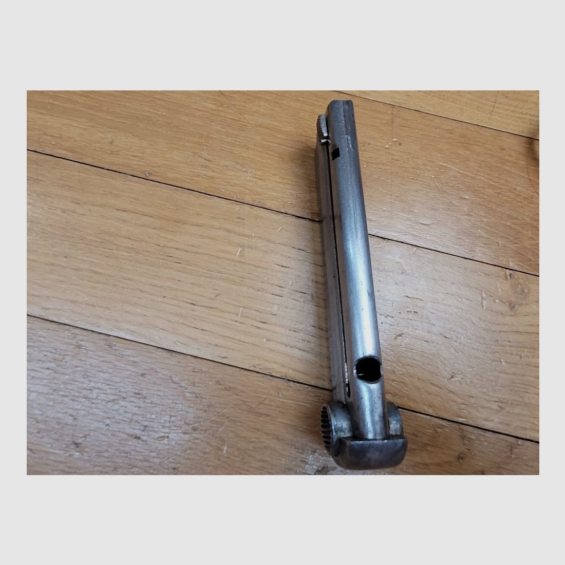 Außergewöhnliche und sehr seltene japanische Pistole Nambu Typ 14 – Japanische Dienstwaffe – Originalkaliber 8mm Nambu – Arsenal Nagoya unter Aufsicht von Kokubunji – Waffe aus April 1940 – Schöne monomatrikulierter Waffe außer Magazin – TBE und sehr selten, Bild 21 von 23