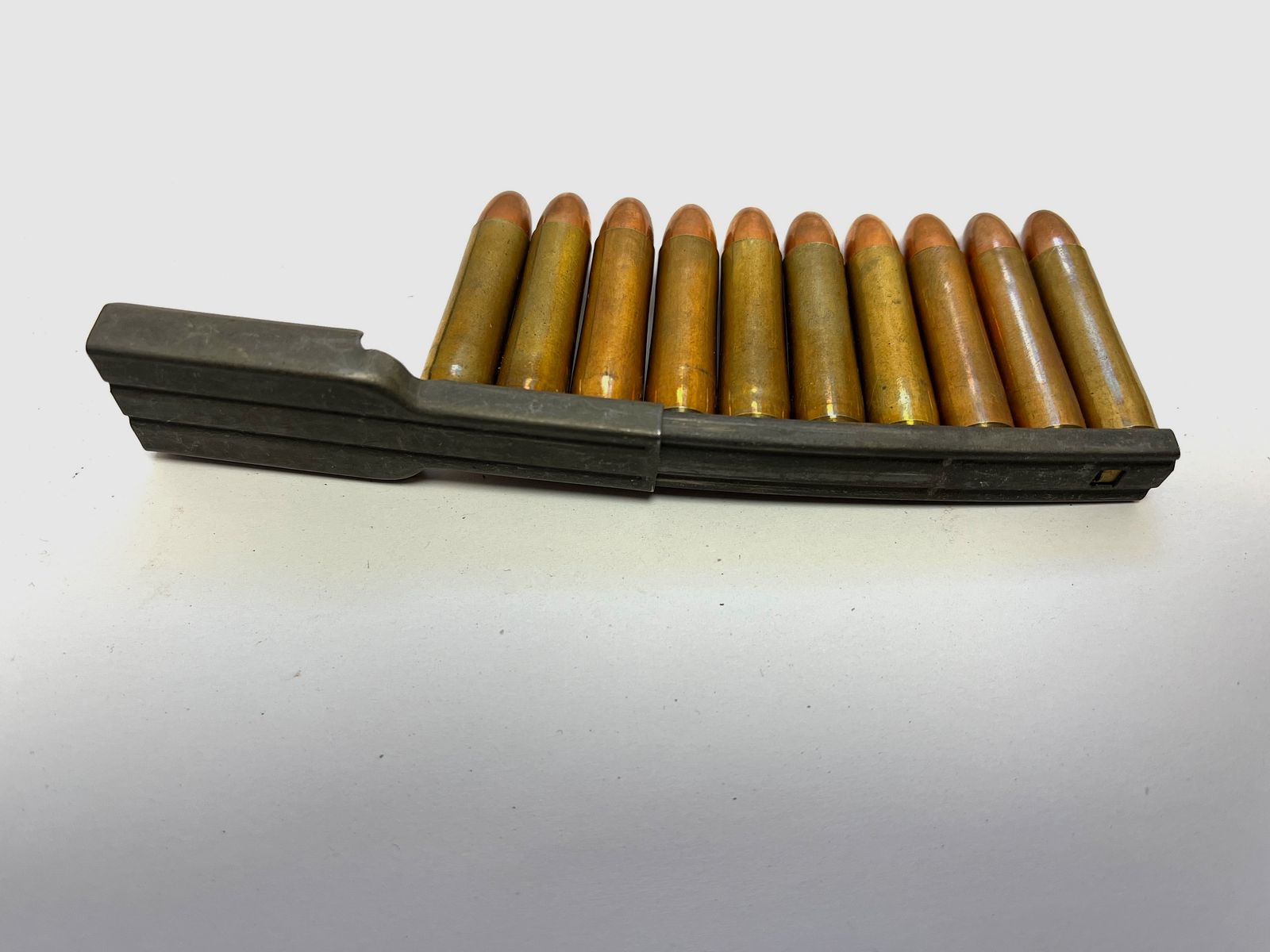 ••• US M1 .30 Carbine laadstrip met laadhulp + 10 stuks .30 Carbine decoratiepatronen •••